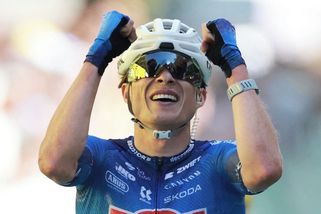 Divokou etapu na Tour rozhodoval spurt. Philipsen se dočkal a zdramatizoval boj o zelený dres - Sport.cz